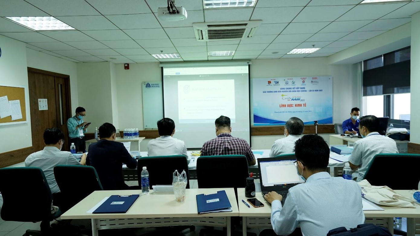 Hội đồng Khoa học đang làm việc, chất vấn khoa học với các nhóm thí sinh xuất sắc tại trụ sở Nguyễn Văn Tráng, trường ĐH Hoa Sen