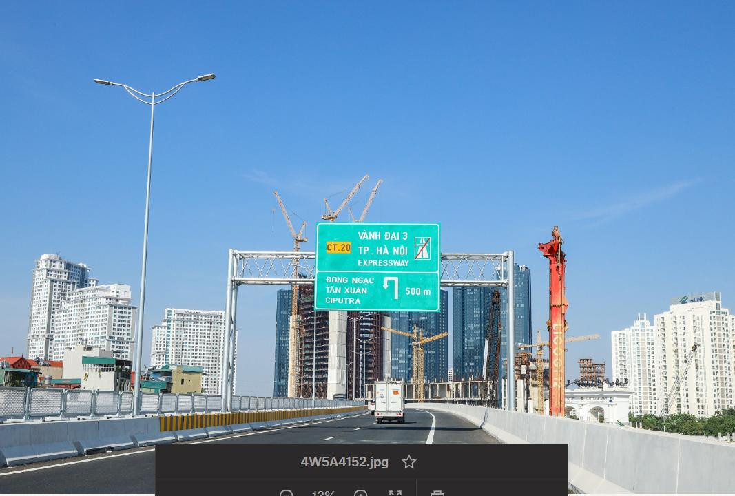 Cổng chính khu đô thị Ciputra Hanoi nằm ngay dưới nhánh lên/xuống tại nút giao Nam Thăng Long