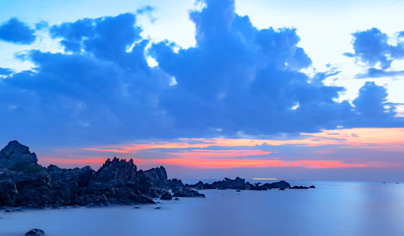 Ngắm bình minh từ đảo Lan Châu mang đến cho bạn trải nghiệm độc đáo. Ở độ cao hàng chục mét so với mặt biển, du khách đón làn gió mát lành từ đại dương, ngắm mặt trời tươi rói dần nhô lên ở phía Đông trong tiếng sóng biển dạt dào Ngắm bình minh từ đảo Lan Châu mang đến cho bạn trải nghiệm độc đáo. Ở độ cao hàng chục mét so với mặt biển, du khách đón làn gió mát lành từ đại dương, ngắm mặt trời tươi rói dần nhô lên ở phía Đông trong tiếng sóng biển dạt dào