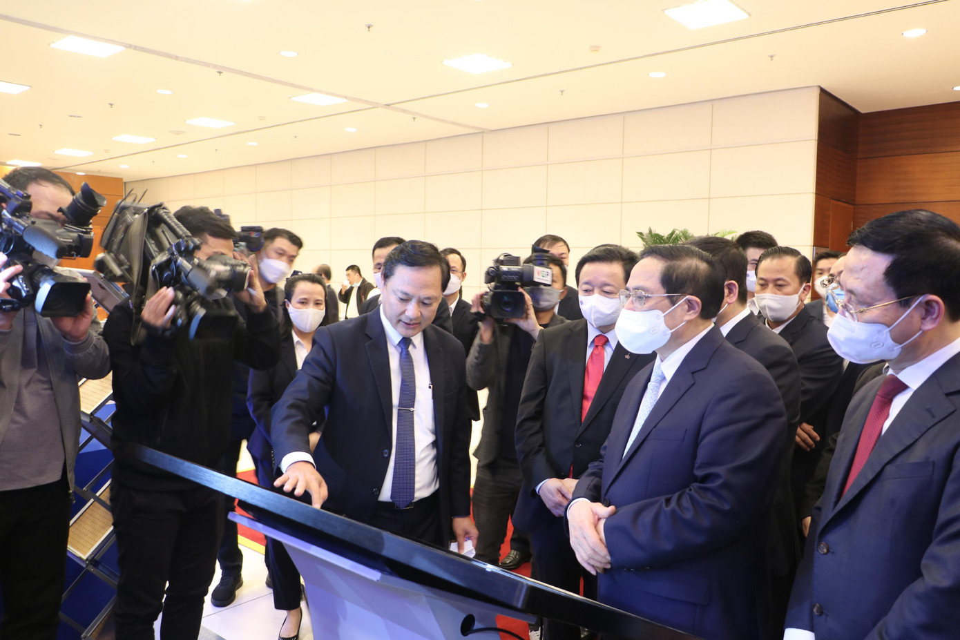 Thủ tướng Phạm Minh Chính trải nghiệm ứng dụng Du lịch thông minh của MobiFone với sự giới thiệu của Ông Vĩnh Tuấn Bảo – Phó Tổng giám đốc MobiFone