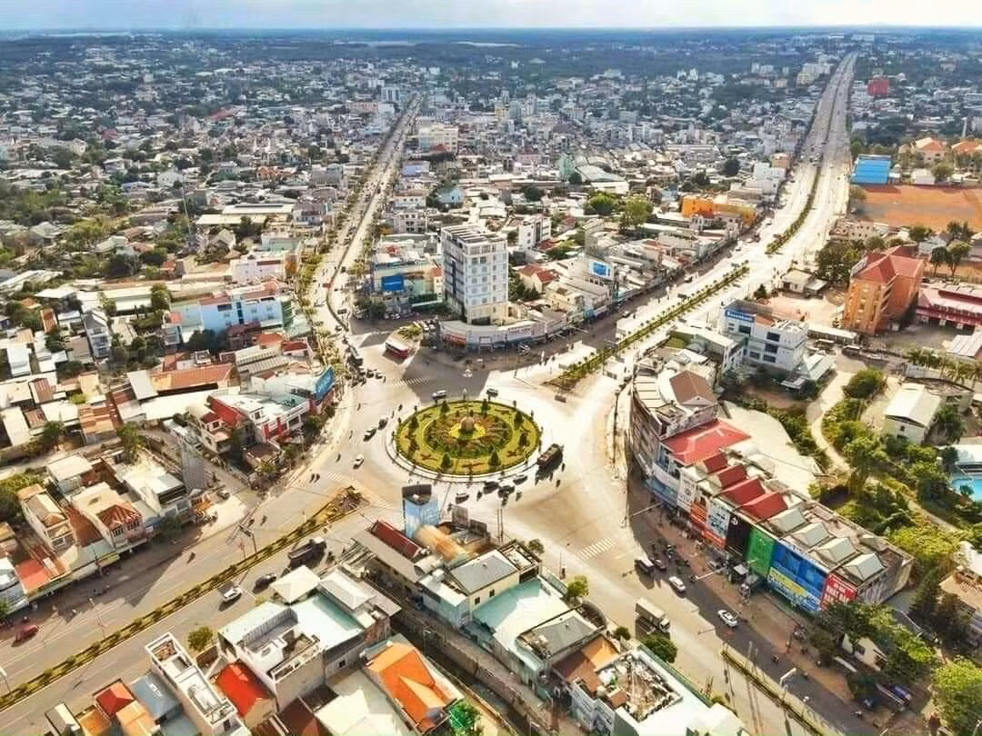 Khu vực trung tâm thành phố Đồng Xoài đang chuyển mình phát triển nhanh chóng. Khu vực trung tâm thành phố Đồng Xoài đang chuyển mình phát triển nhanh chóng.