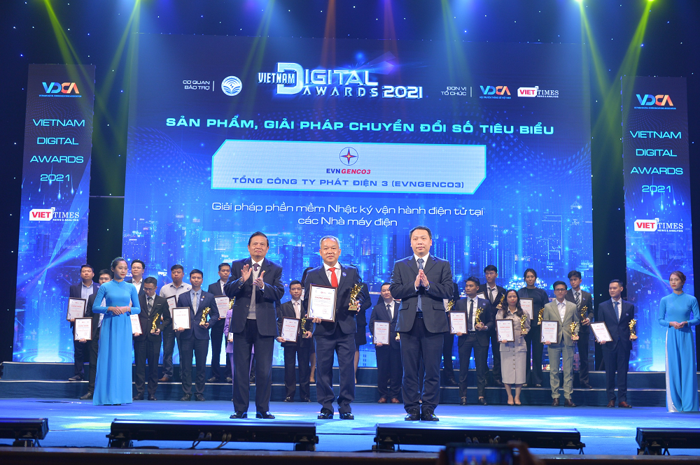 Đại diện EVNGENCO3 nhận giải thưởng tại Lễ trao giải Vietnam Digital Awards 2021