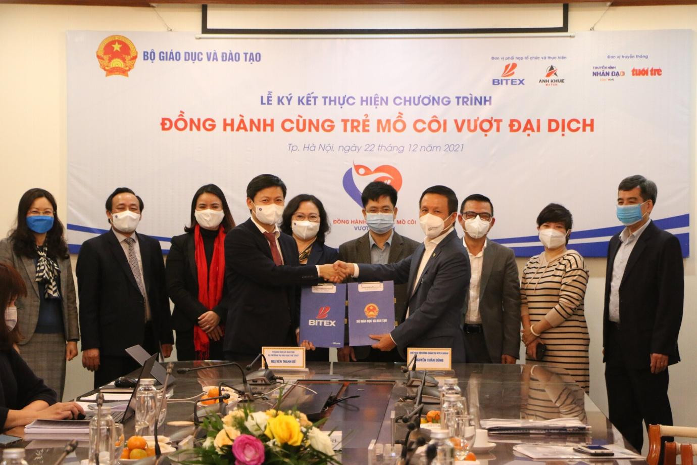 PGS.TS. Nguyễn Thanh Đề - Vụ trưởng Vụ Giáo dục Thể chất và Ông Nguyễn Xuân Dũng ký kết thoả thuận.