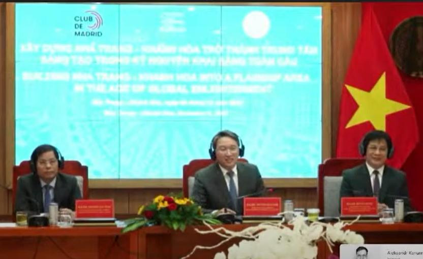 Ảnh chụp từ màn hình:Từ trái qua ông Nguyễn Tấn Tuân, Chủ tịch UBND tỉnh Khánh Hoà; Ông Nguyễn Hải Ninh, Uỷ viên Trung ương Đảng, Bí thư tỉnh uỷ Khánh Hoà; ông Hồ Văn Mừng, Uỷ viên dự khuyết Trung ương Đảng, Bí thư Thành uỷ Nha Trang