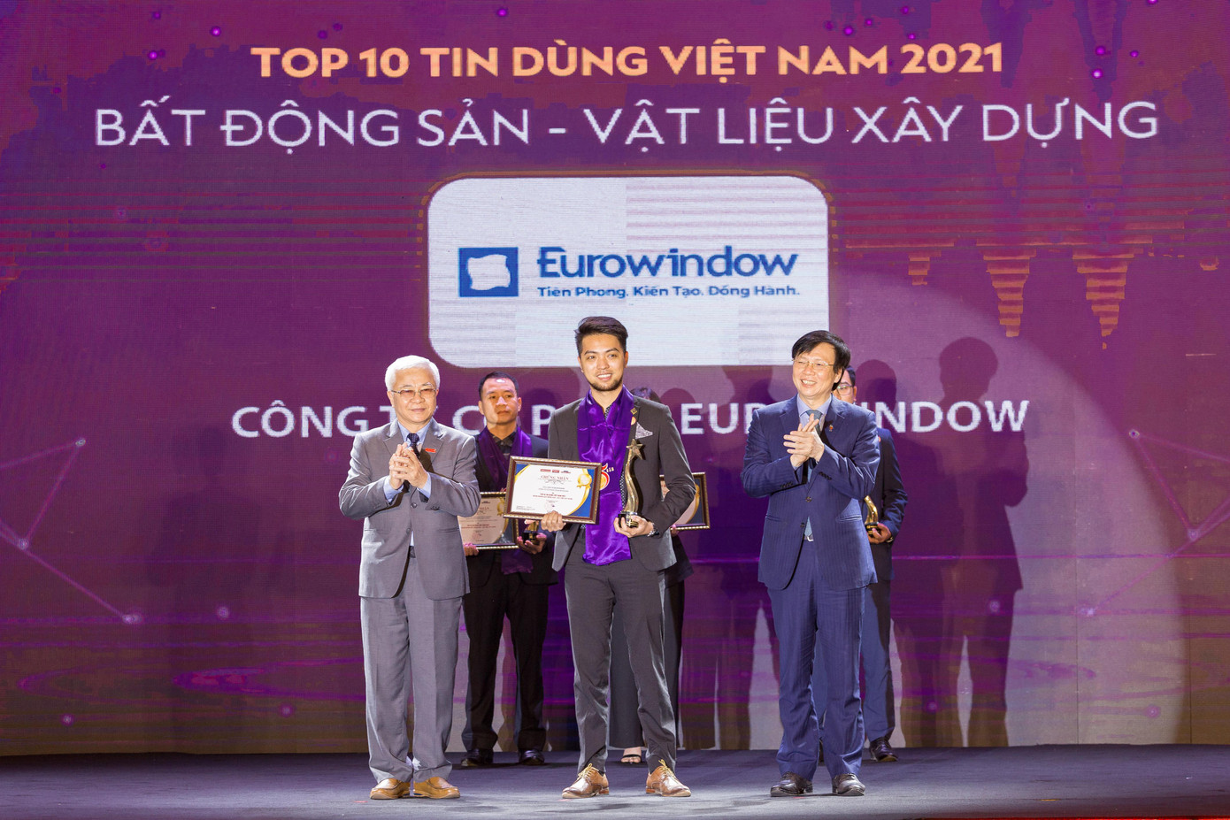 Eurowindow được vinh danh trong Top 10 Tin dùng Việt Nam 2021 Eurowindow được vinh danh trong Top 10 Tin dùng Việt Nam 2021