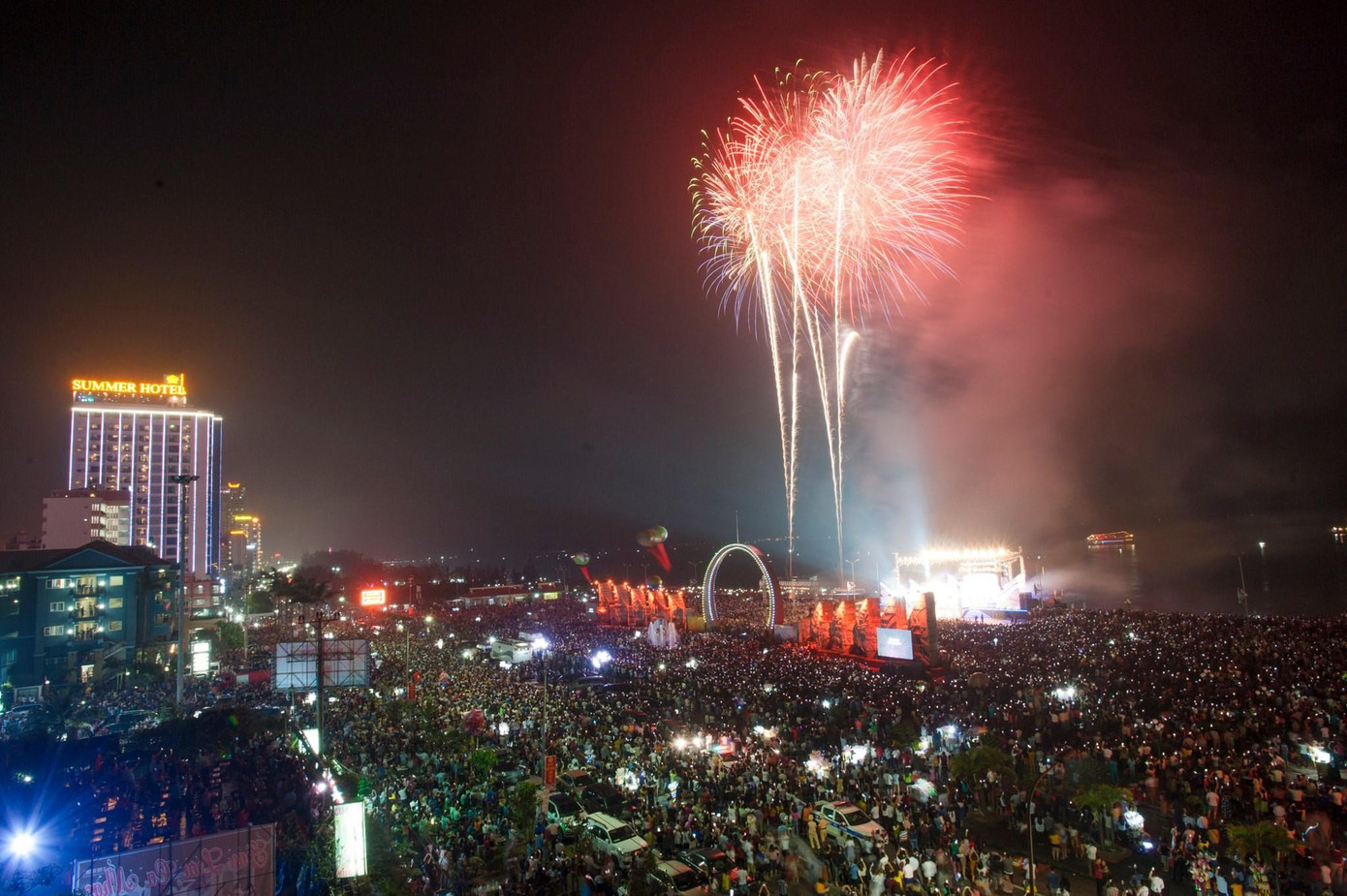 Pháo hoa trên biển Cửa Lò trong một sự kiện khai trương mùa du lịch biển. Pháo hoa trên biển Cửa Lò trong một sự kiện khai trương mùa du lịch biển.