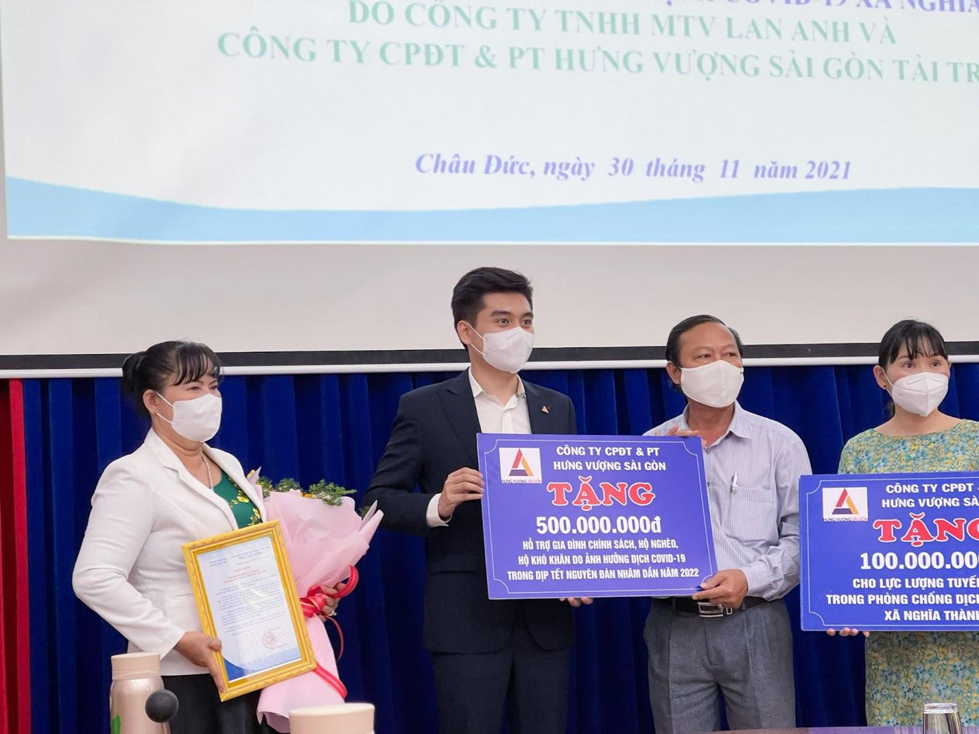 Đại diện Cty TNHH MTV Lan Anh &amp; TGĐ Hưng Vượng Holdings trong buổi trao quà tặng cho Huyện Châu Đức