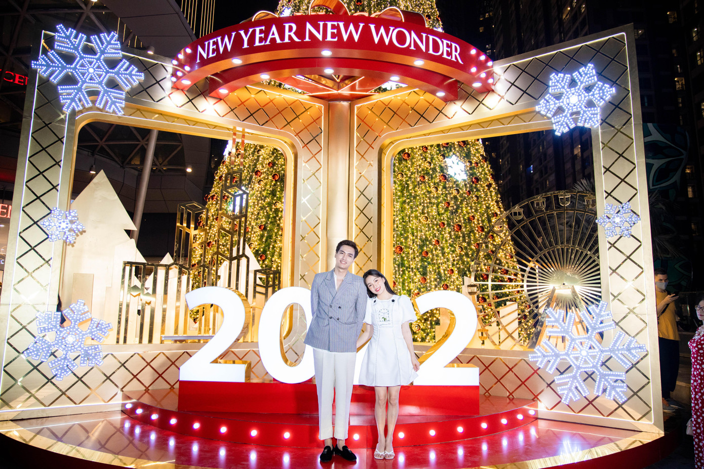 Cây thông khổng lồ cao 17m cùng background chụp ảnh ý nghĩa và đầy ấn tượng đã trở thành tâm điểm check-in của các cặp đôi. Ai mà không muốn ghi lại những khoảnh khắc đáng nhớ của năm 2021 tại đây?