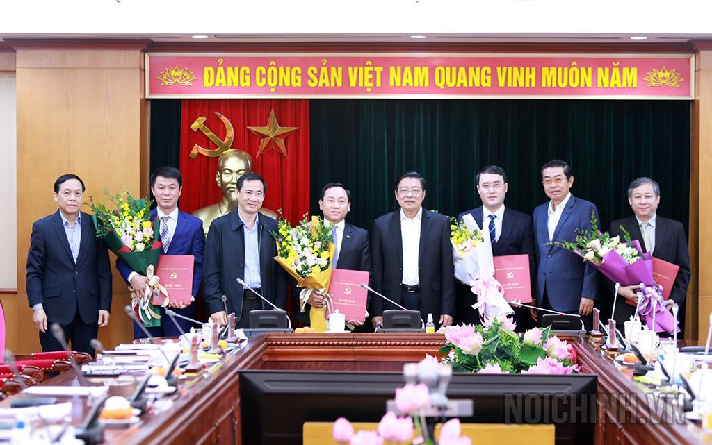 Lãnh đạo Ban Nội chính Trung ương chúc mừng các cán bộ được bổ nhiệm. Lãnh đạo Ban Nội chính Trung ương chúc mừng các cán bộ được bổ nhiệm.
