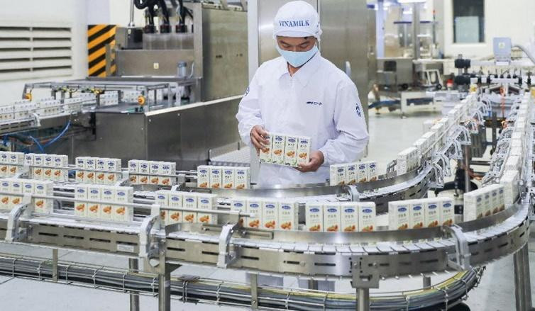 Vinamilk hiện có gần 10.000 người lao động đang làm việc tại 31 đơn vị thành viên trên cả nước Vinamilk hiện có gần 10.000 người lao động đang làm việc tại 31 đơn vị thành viên trên cả nước