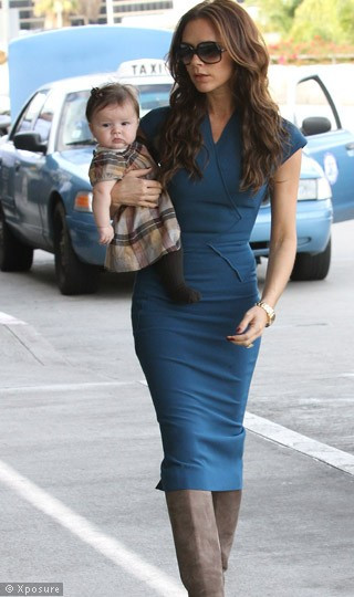 Xuất hiện tại sân bay Los Angle (Mỹ), hai mẹ con nhanh chóng trở thành tâm điểm của sự chú ý. Tại buổi lễ trao giải thưởng British Fashion. Hai mẹ con tại thành phố Los Angles. Vic và Harper với tone hồng xuất hiện trên đường phố New York (Mỹ) trong tuần lễ thời trang New York. Công chúa Harper trông thật đáng yêu với chiếc váy và chiếc nơ xinh màu hồng. Hai mẹ con đi mua sắm tại của hàng Big Apple. Vừa mới bước chân ra khỏi cửa hàng Channel, hai mẹ con đã bị những paparazzi chộp được.