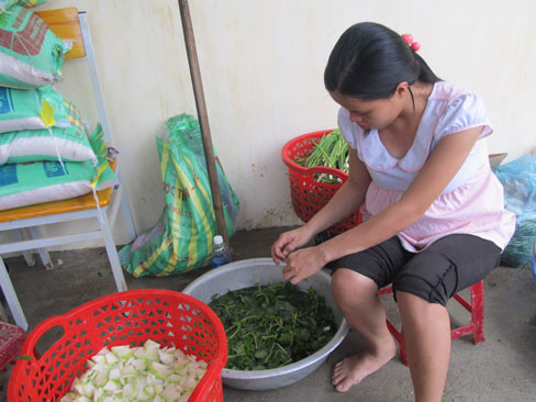 Dù đang mang thai, nhưng cô Hồ Thị Ánh Điệp vẫn lên giúp nhà trường bằng cách nấu ăn