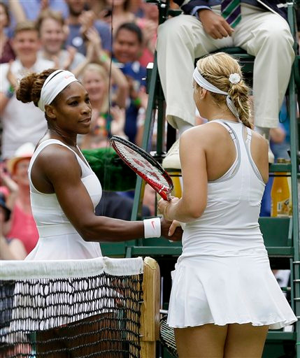 Serena Williams (trái) chúc mừng chiến thắng của Sabine Lisicki. Serena Williams (trái) chúc mừng chiến thắng của Sabine Lisicki