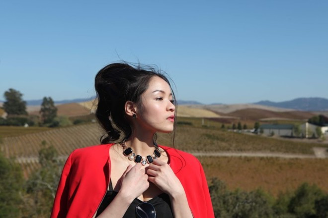 Thuỷ Top cũng chia sẻ rằng, cô đang có một số dự án kết hợp thú vị thời gian tới tại New York, nhưng muốn đợi đến thời điểm thích hợp và chính thức mới tiết lộ. Bài viết: http://news.zing.vn/Thuy-Top-mat-moc-di-choi-California-post370716.html#home_cate.tinmoi Nguồn Zing News 