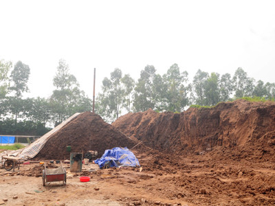 Nơi xảy ra vụ nổ máy làm gạch làm ba người thương vong ở Gia Lâm (Hà Nội). Ảnh: Tuấn Nguyễn
