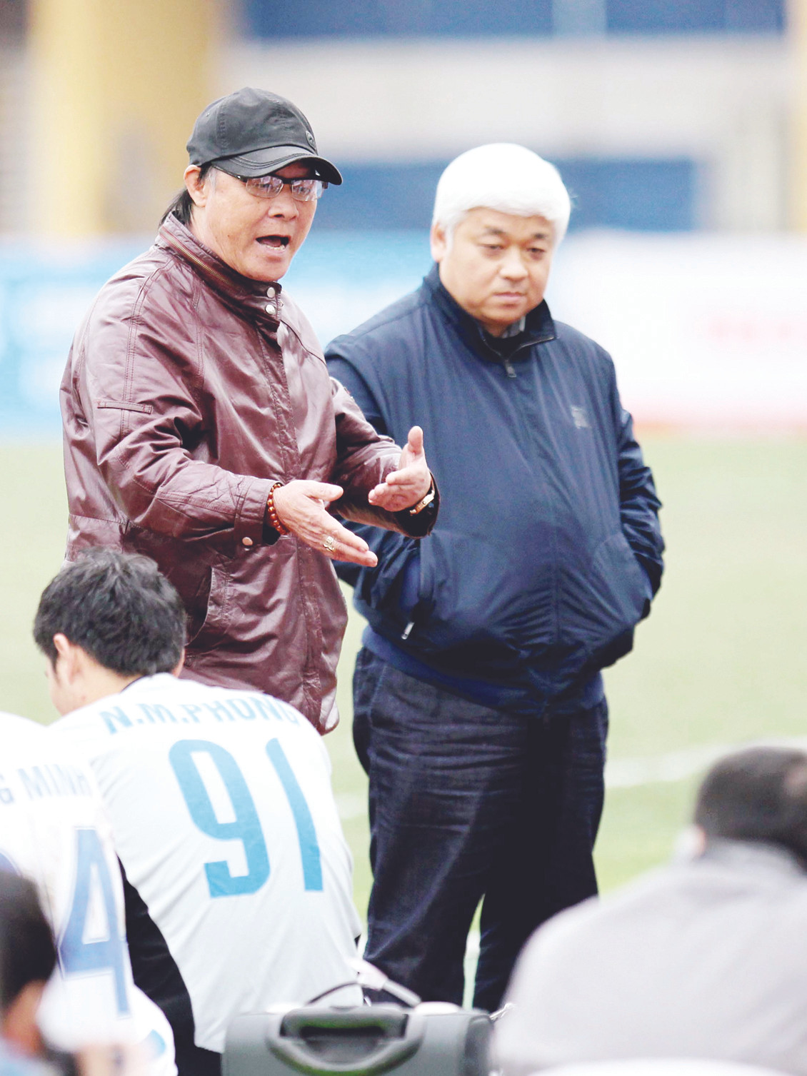 HLV Nguyễn Thành Vinh (trái) trở thành HLV mất việc mới nhất ở V-League 2012 Ảnh: VSI