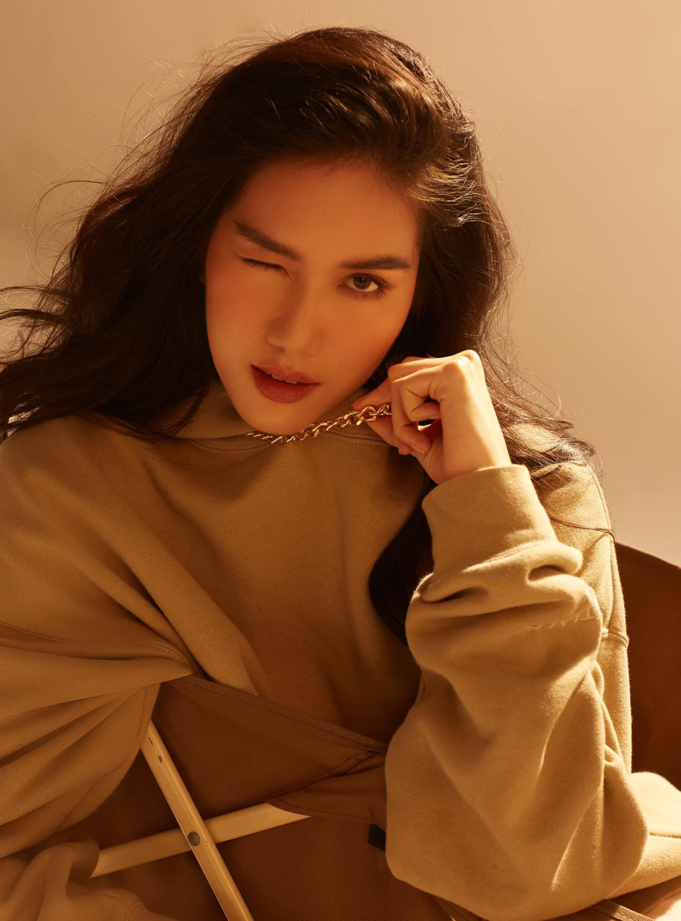 Mặc dù diện trang phục rất kín đáo nhưng nàng Á hậu xinh đẹp vẫn cuốn hút người xem bởi thần thái xinh đẹp, kiêu sa. Khán giả nhận xét, sau khi giành giải Á hậu, Phương Anh ngày càng xinh đẹp và có sự 'lột xác' ấn tượng cả về phong cách thời trang lẫn thần thái, biểu cảm khi chụp ảnh. Đặc biệt, vẻ đẹp trong trẻo, kiêu kỳ của cô được đánh giá là rất phù hợp với tiêu chí của cuộc thi Miss International.