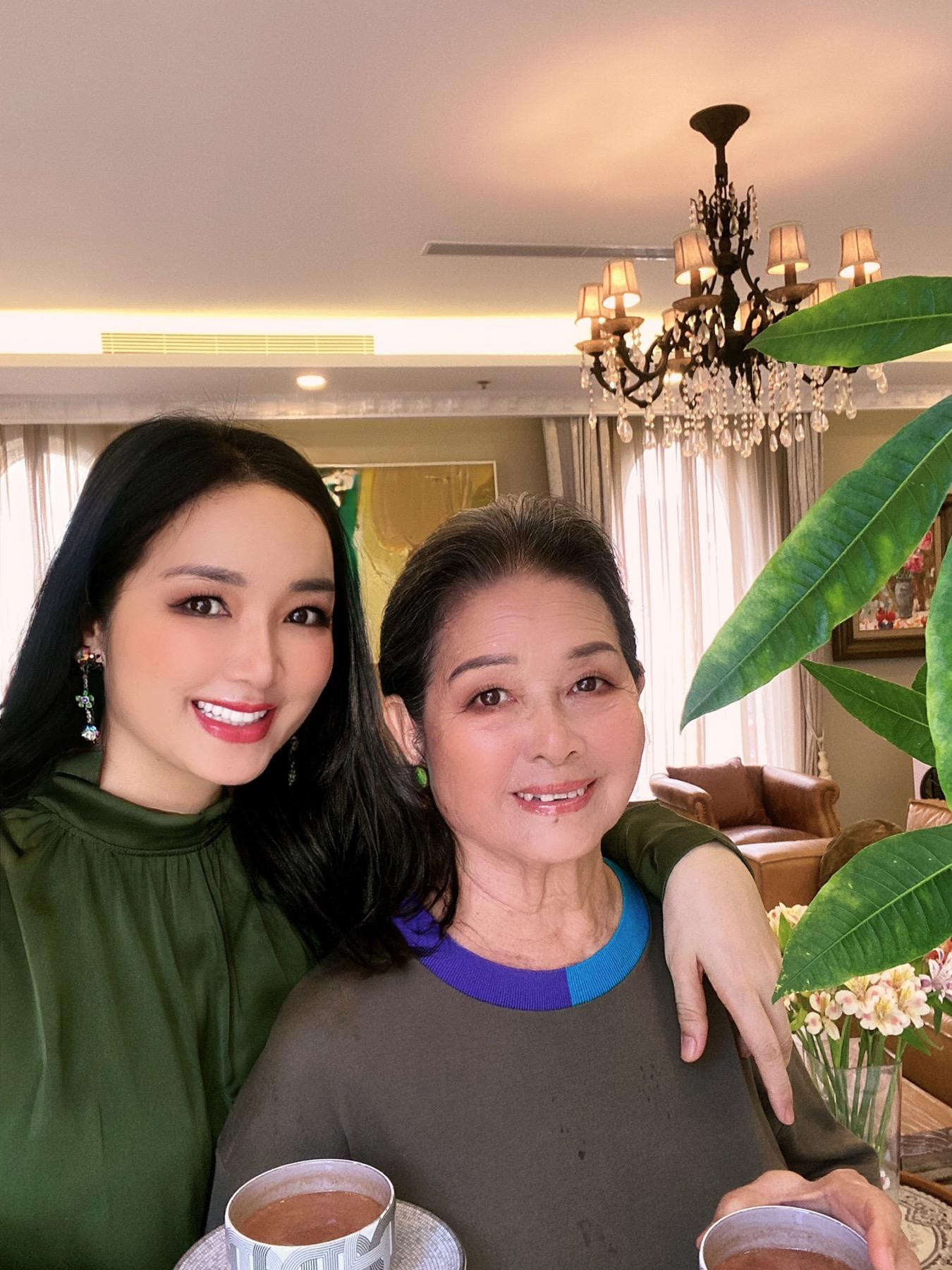 Hoa hậu Đền Hùng Giáng My và mẹ giữ tinh thần lạc quan khi ở nhà trong mùa dịch bệnh tại TP. HCM. Hoa hậu Đền Hùng Giáng My và mẹ giữ tinh thần lạc quan khi ở nhà trong mùa dịch bệnh tại TP. HCM.