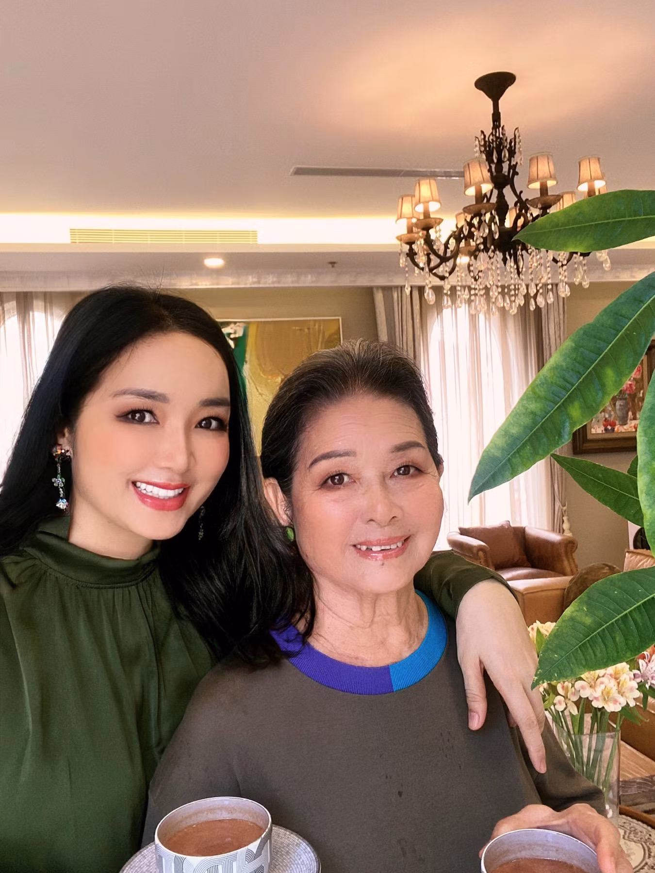 Hoa hậu Đền Hùng Giáng My và mẹ giữ tinh thần lạc quan khi ở nhà trong mùa dịch bệnh tại TP. HCM.