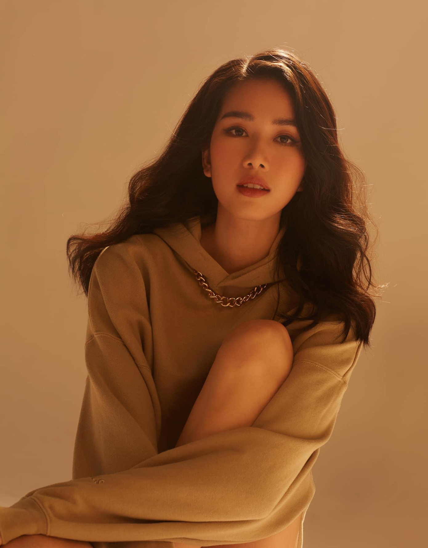 Hiện tại mặc dù đang tình hình dịch bệnh căng thẳng nhưng Á hậu Phương Anh vẫn 'tăng tốc' để chuẩn bị cho cuộc thi Hoa hậu Quốc tế vào cuối năm nay tại Nhật Bản. Cách đây không lâu, cô vừa trổ tài 'bắn' tiếng Nhật cực kỳ lưu loát mặc dù chỉ mới làm quen và học ngôn ngữ này chưa lâu khiến các fans vô cùng ngưỡng mộ.