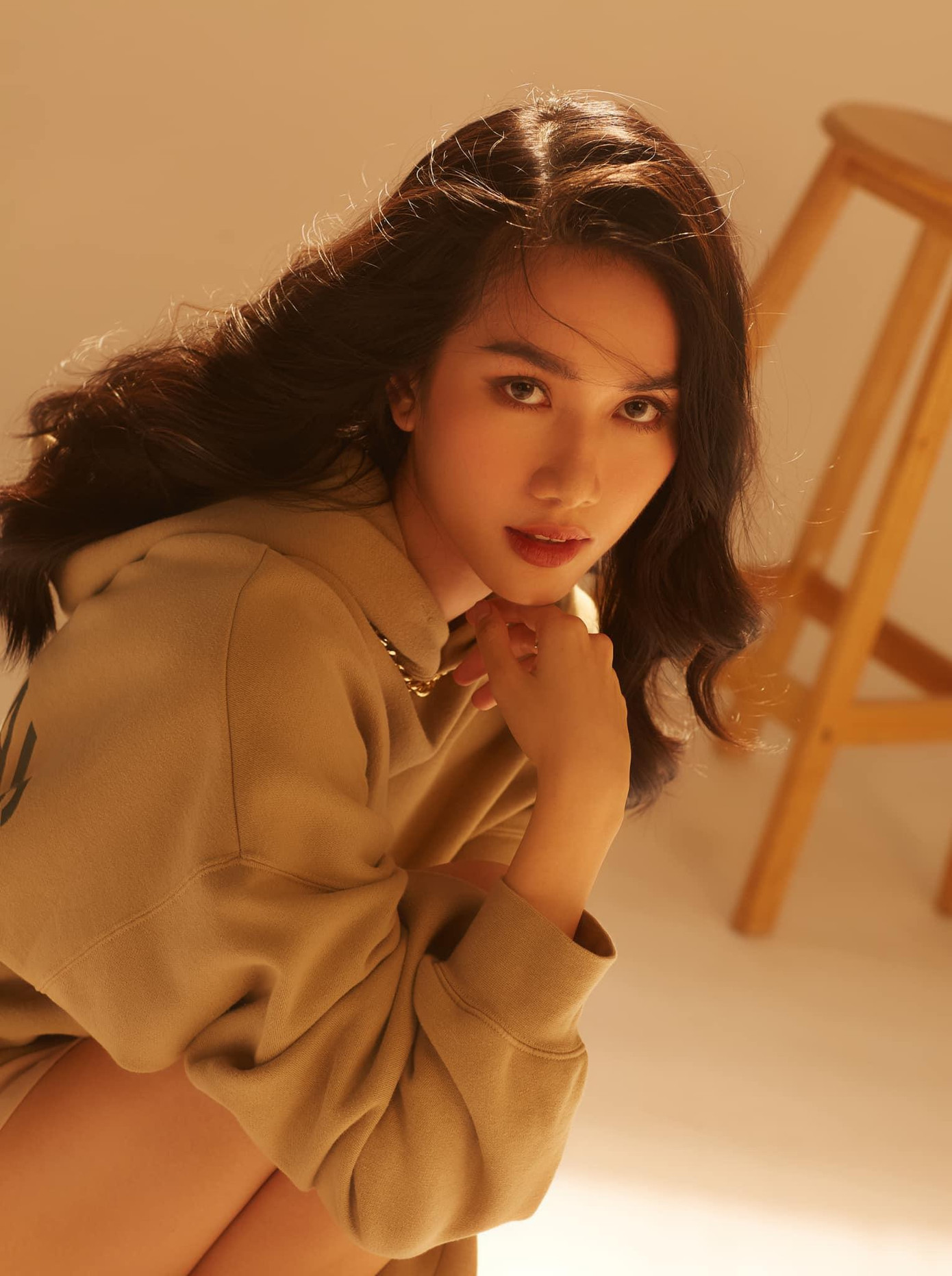 Mới đây, trong buổi livestream với Á hậu 3 của Hoa hậu Quốc tế 2015 Phạm Hồng Thuý Vân, Á hậu Phương Anh lại tiếp tục khiến fans nức nở khi trổ tài "bắn" tiếng Anh ấn tượng. Có thể nói khả năng ngoại ngữ trôi chảy tiếng Anh - Pháp - Nhật là một ưu thế rất lớn của Á hậu Phương Anh tại cuộc thi Hoa hậu Quốc tế sắp tới, biến cô thành một đối thủ đáng gờm.