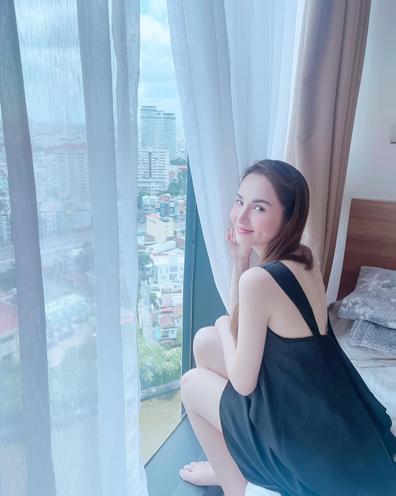 Hoa hậu Diễm Hương diện trang phục giản dị những ngày ở nhà tránh dịch.