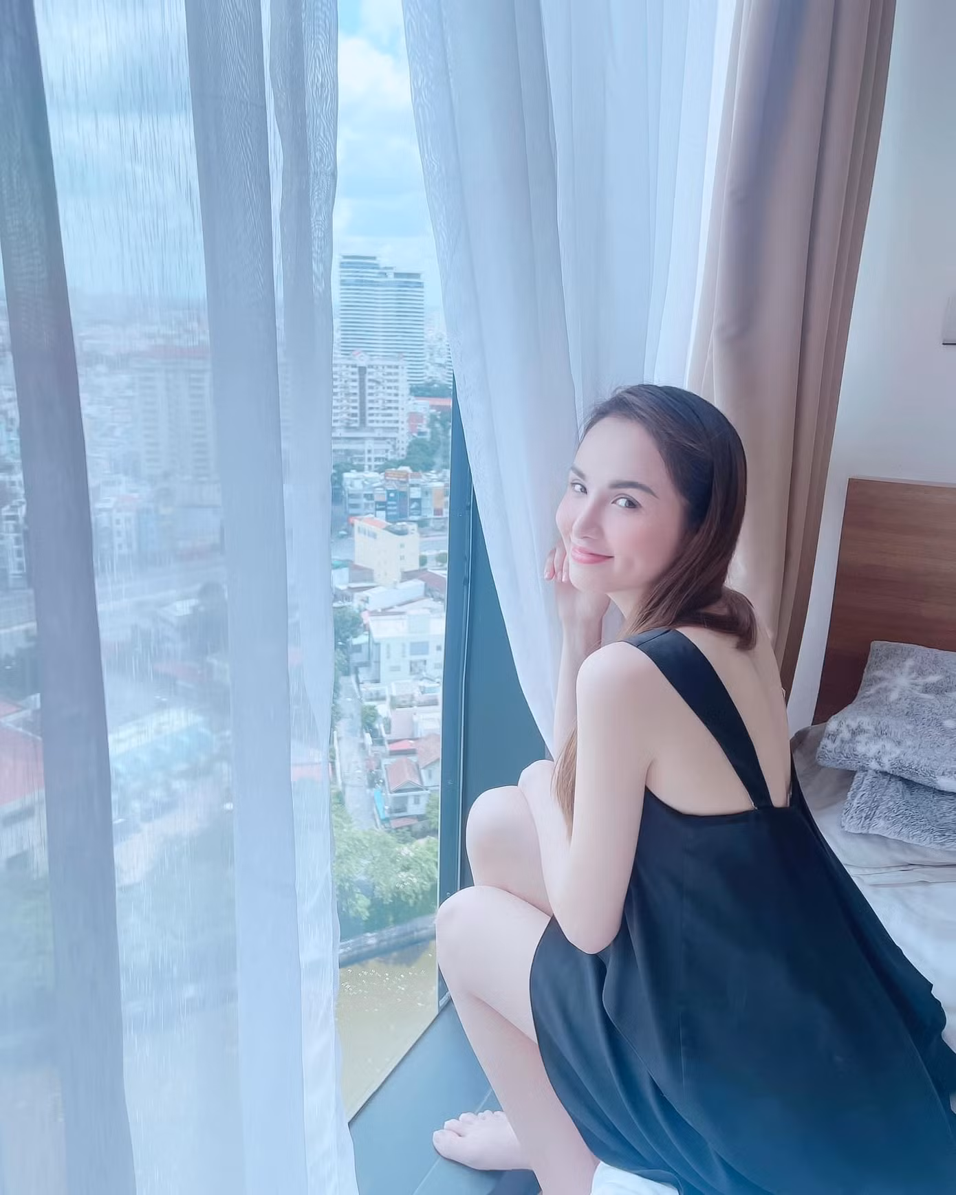 Hoa hậu Diễm Hương diện trang phục giản dị những ngày ở nhà tránh dịch.