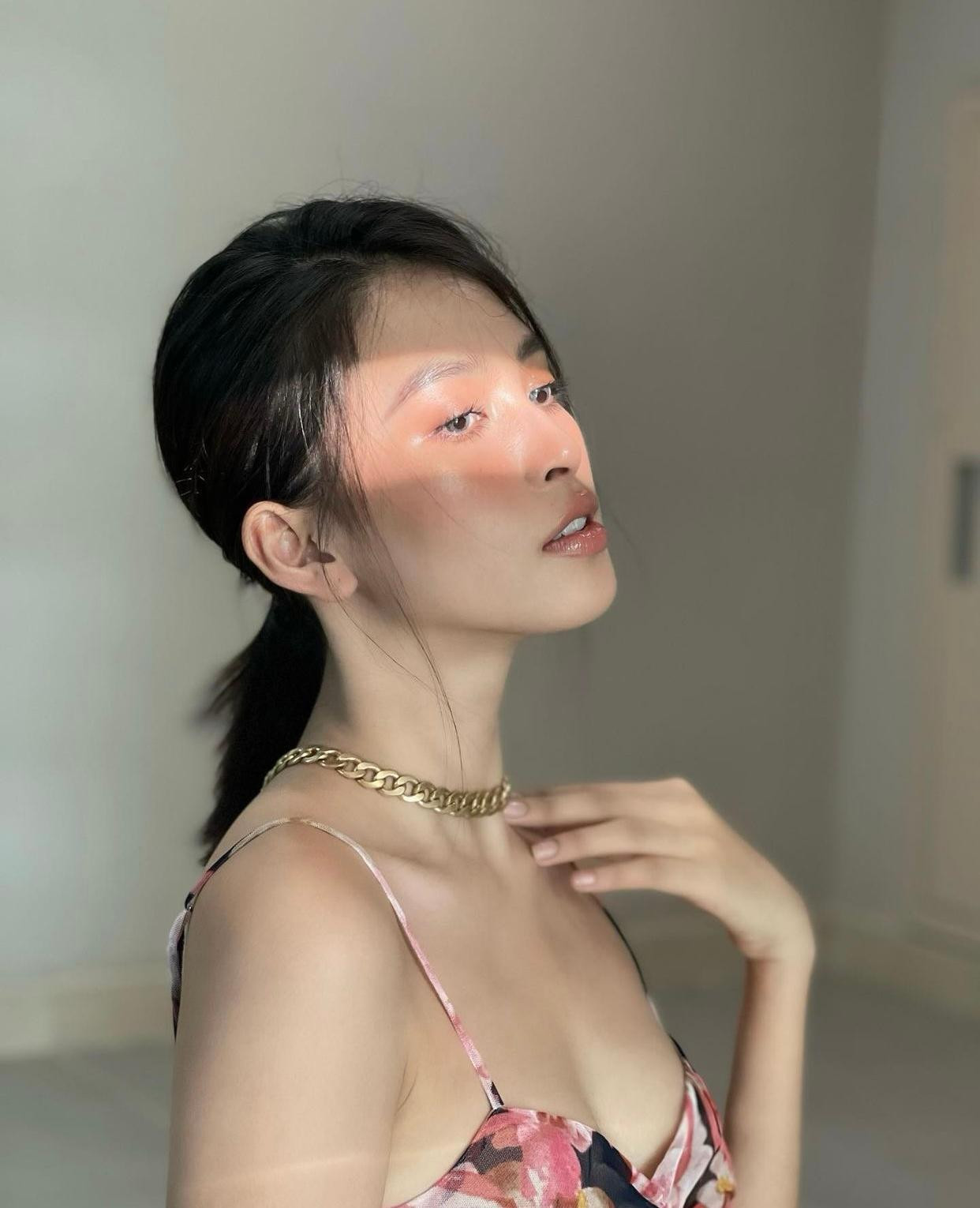 Diện áo crop-top hoạ tiết hoa, nàng hậu sinh năm 2000 khoe trọn vóc dáng nóng bỏng. Diện áo crop-top hoạ tiết hoa, nàng hậu sinh năm 2000 khoe trọn vóc dáng nóng bỏng.