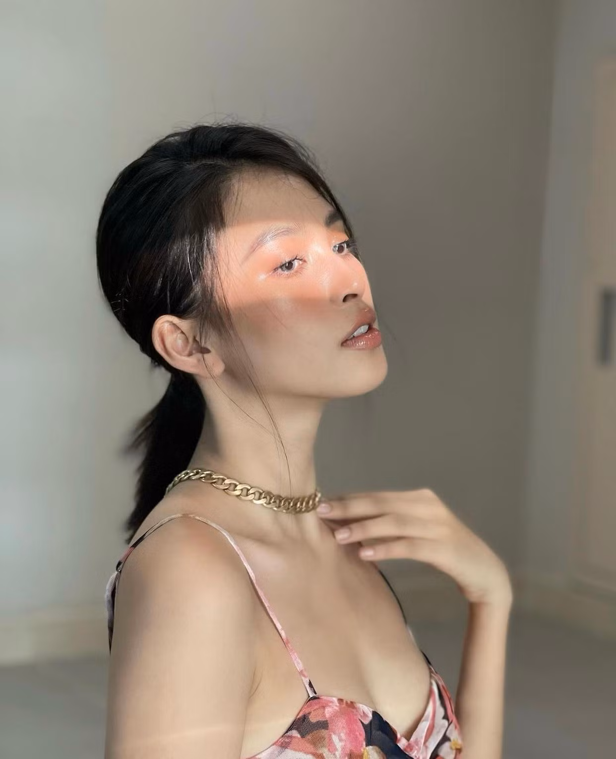 Diện áo crop-top hoạ tiết hoa, nàng hậu sinh năm 2000 khoe trọn vóc dáng nóng bỏng.