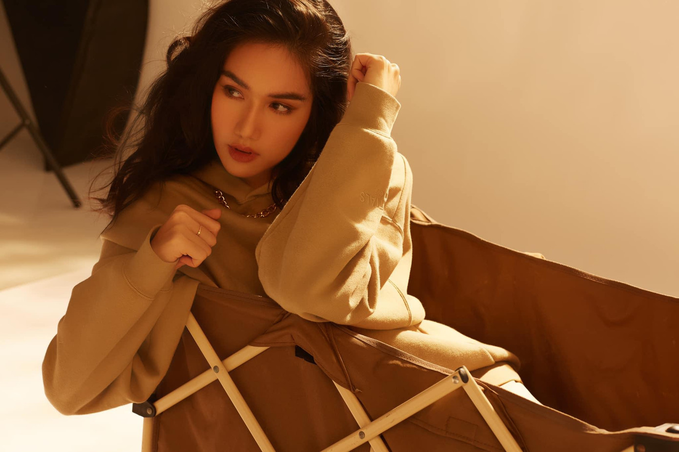 Xuất hiện trong bộ ảnh, Á hậu Việt Nam 2020 ăn mặc khá đơn giản khi diện một chiếc áo thun dáng oversize kín đáo. Cô cũng trang điểm là làm tóc theo phong cách nhẹ nhàng, duyên dáng.