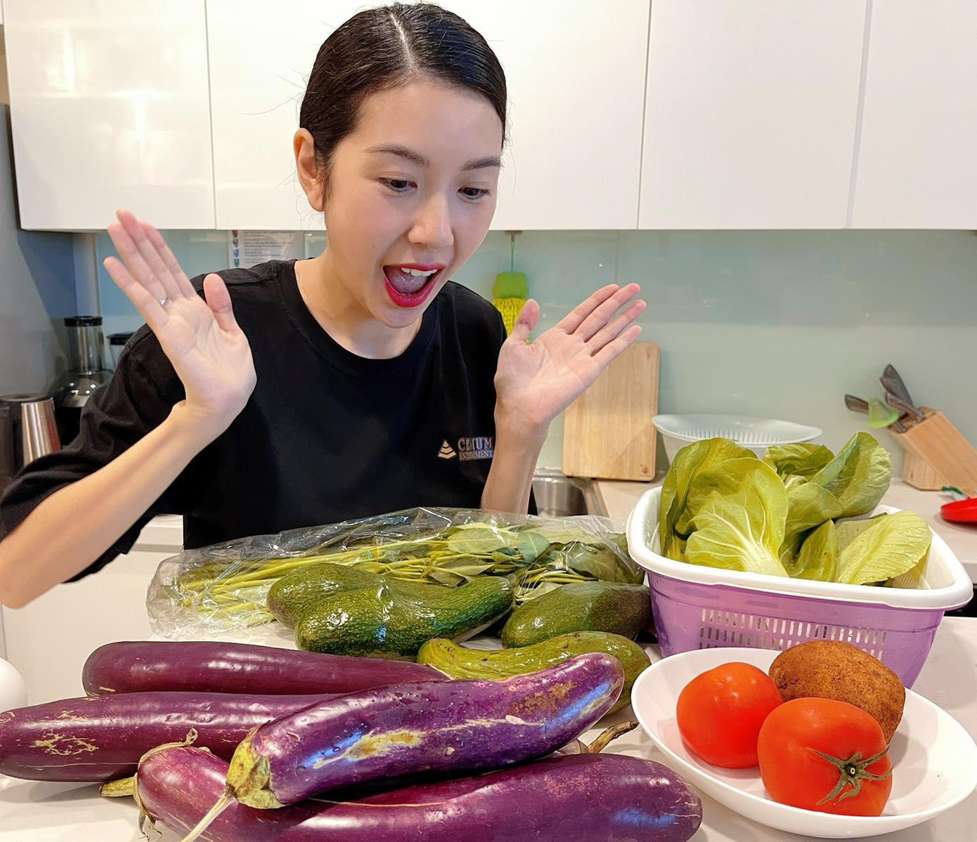 Á hậu Thuý Vân lại tìm niềm vui với công việc nấu ăn hàng ngày.