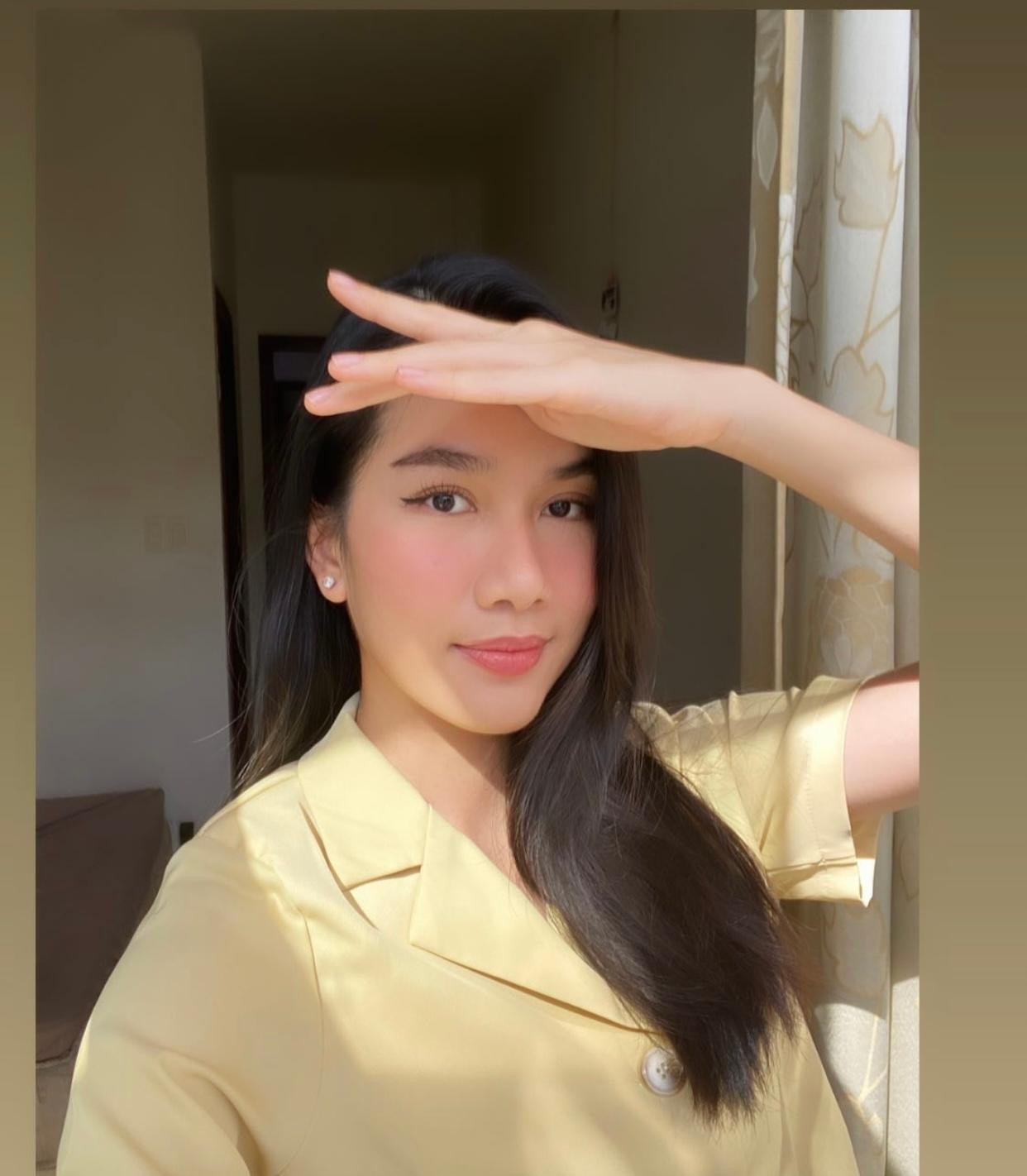 Á hậu Phương Anh xinh đẹp đón nắng mai khi ở nhà giãn cách.