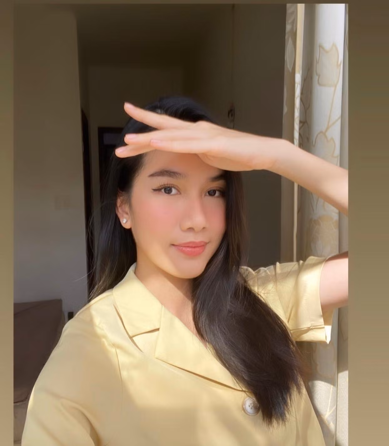 Á hậu Phương Anh xinh đẹp đón nắng mai khi ở nhà giãn cách.