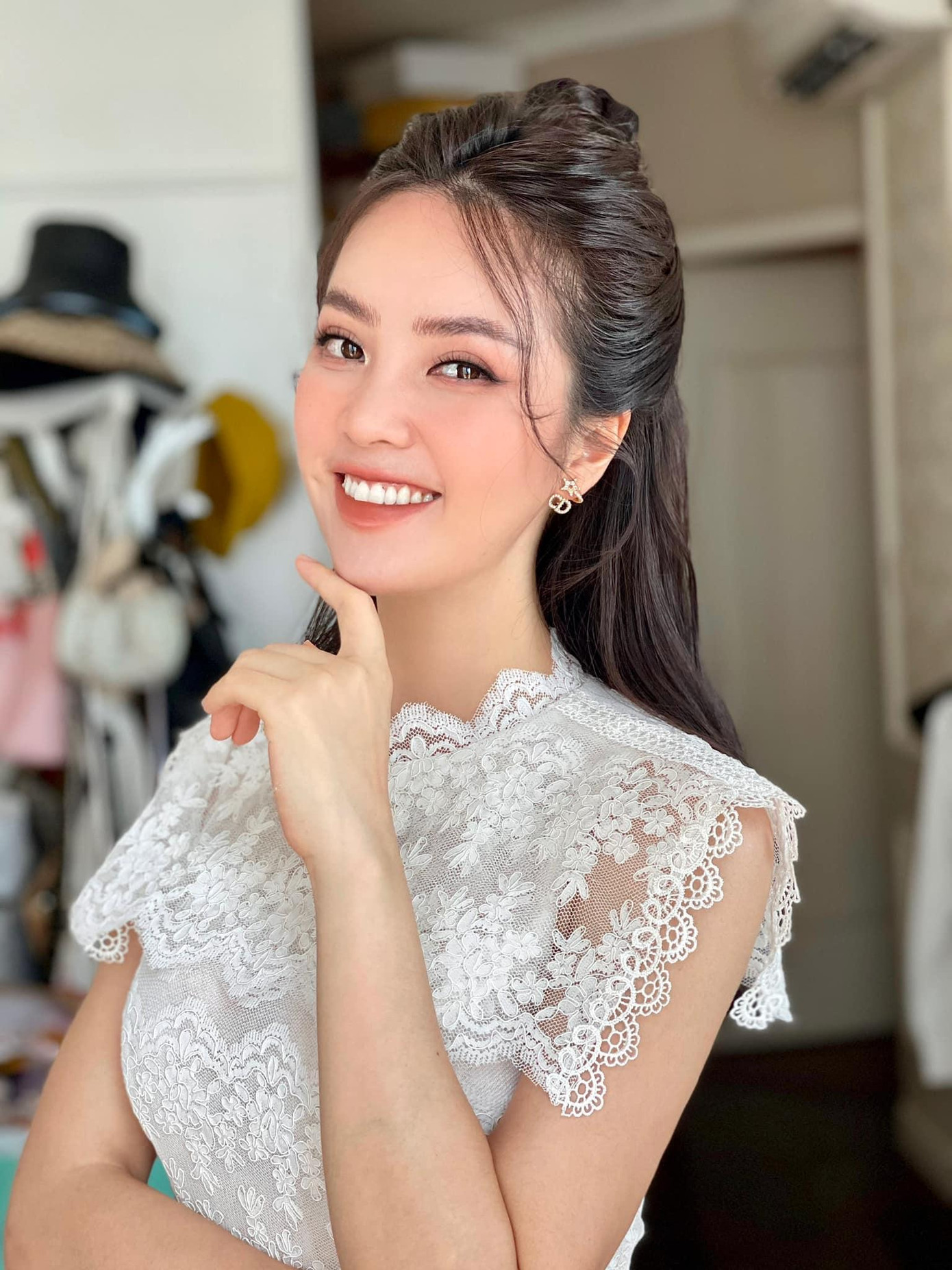 Á hậu Thuỵ Vân xinh đẹp nền nã trong bộ váy ren màu trắng.