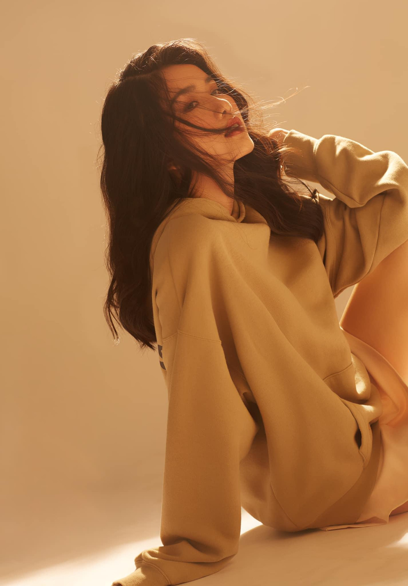 Thời gian này, Á hậu Phương Anh cũng rất chăm chỉ livestream cùng với các đàn chị đi trước đã từng đại diện Việt Nam tham gia cuộc thi Hoa hậu Quốc tế để trao đổi và học hỏi kinh nghiệm để chuẩn bị cho cuộc thi Miss International 2021.