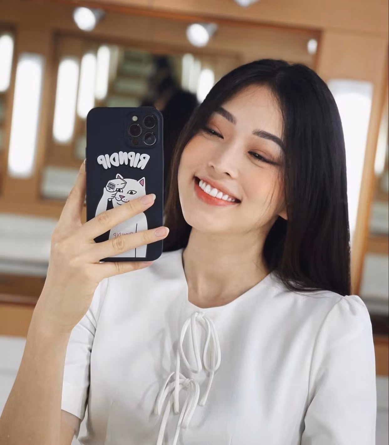 Á hậu Phương Nga xinh đẹp, duyên dáng khi ở nhà tránh dịch.