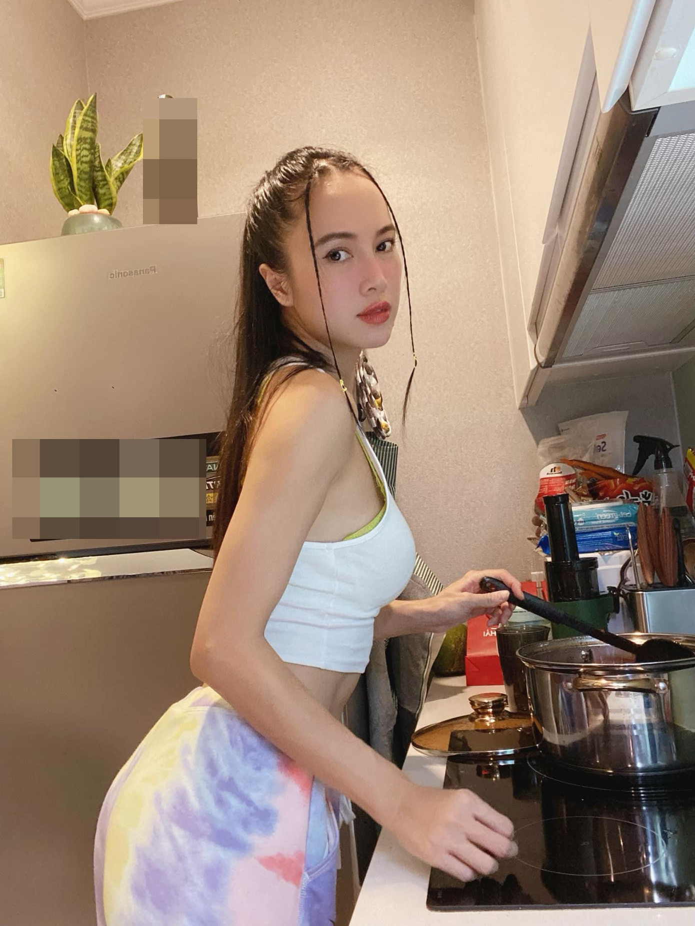 Những ngày giãn cách, người đẹp áo dài Vũ Ngọc Anh của cuộc thi HHVN 2012 chăm chỉ ở nhà nấu ăn để tăng cường sức đề kháng của cơ thể.