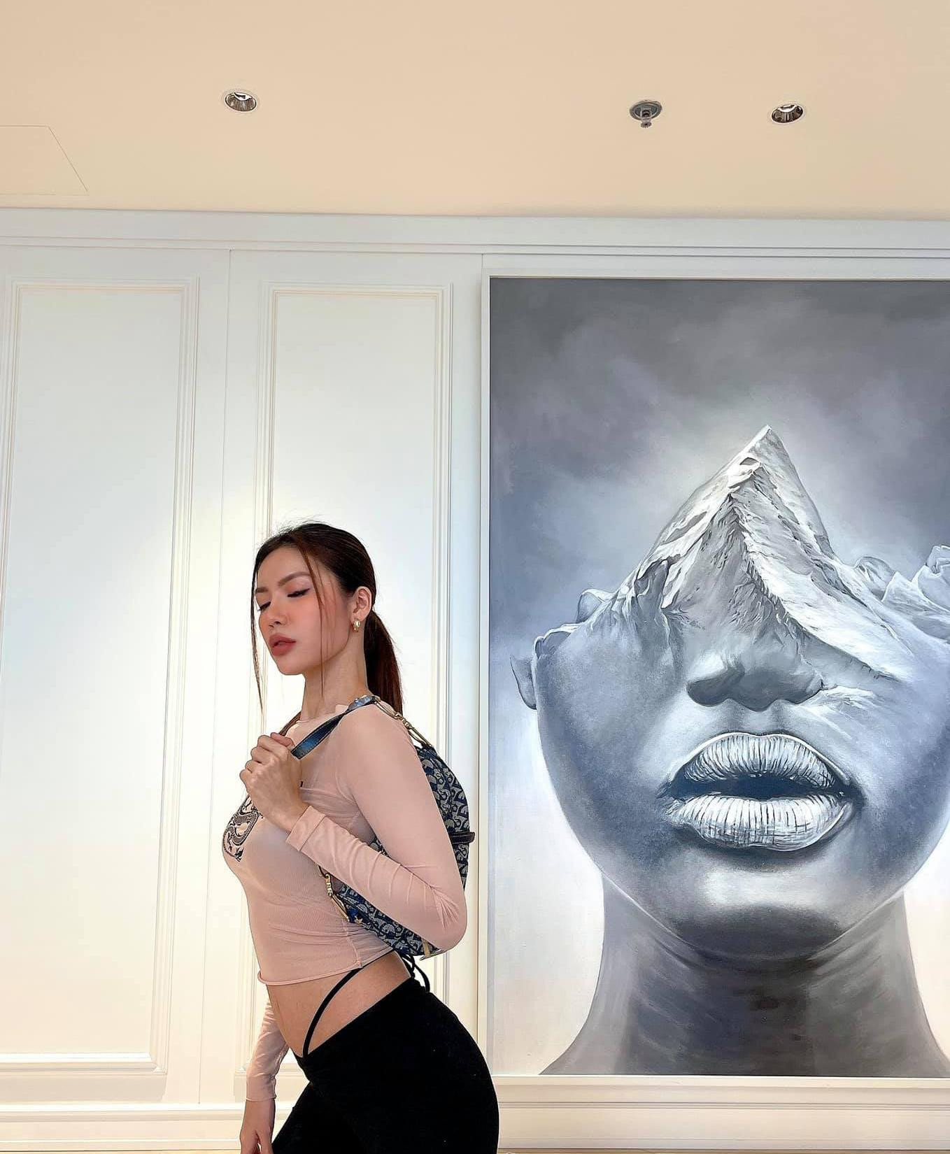 Người đẹp diện quần có thiết kế lạ mắt thu hút sự chú ý của các fans.