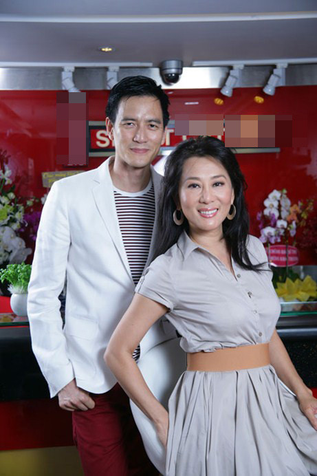 Anh luôn tháp tùng cô trong tất cả mọi hoạt động