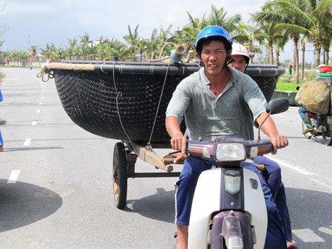 Chở thuyền bằng xe máy, vù vù chạy bão Haiyan. Ảnh: Nam Cường