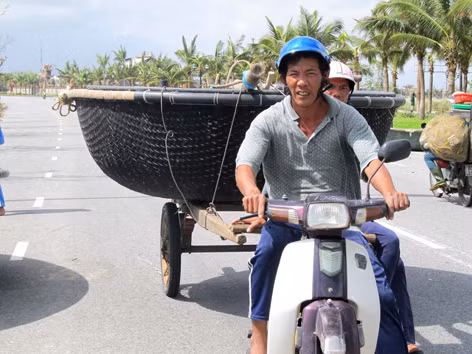 Chở thuyền bằng xe máy, vù vù chạy bão Haiyan. Ảnh: Nam Cường