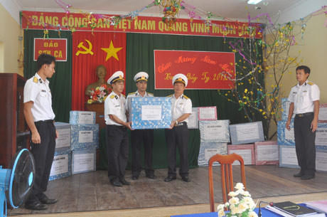 Lãnh đạo Vùng 4 Hải quân tặng quà, chúc Tết CBCS đảo Sơn Ca