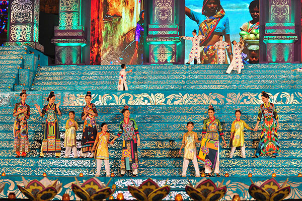 Ngọc Hân ra mắt BST áo dài Hàn Quốc tại Fesival Huế ảnh 11