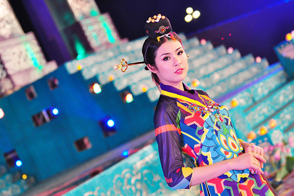 Ngọc Hân ra mắt BST áo dài Hàn Quốc tại Fesival Huế ảnh 2