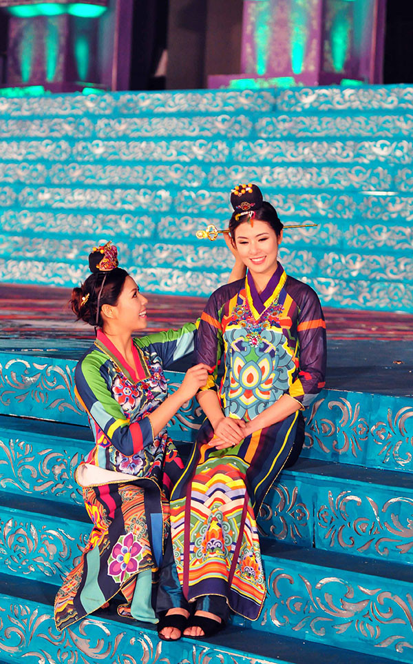 Ngọc Hân ra mắt BST áo dài Hàn Quốc tại Fesival Huế ảnh 6