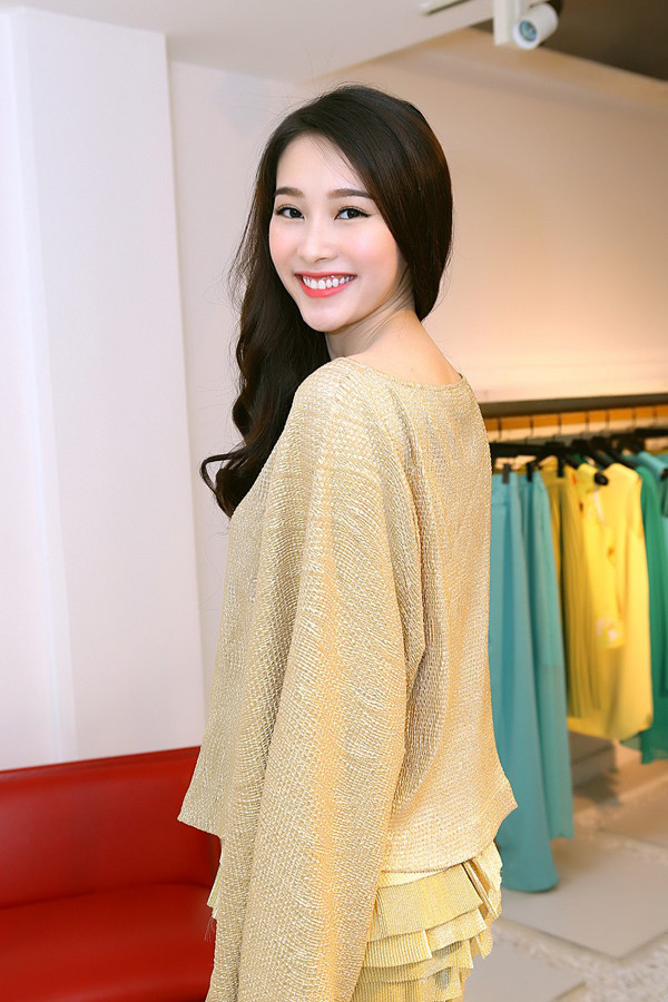 Hoa hậu Thu Thảo xinh đẹp hút hồn khi thử đồ ảnh 11