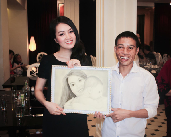 Á hậu Thụy Vân làm từ thiện cùng 'cậu bé không mặt' ảnh 2