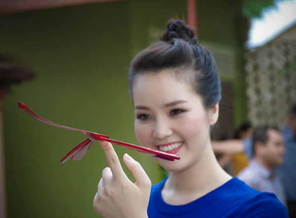 Á hậu Thụy Vân giản dị, thân thiện thăm người khuyết tật ảnh 6