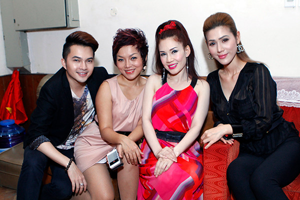 Maria Đinh Phương Ánh kín đáo khi hát ở bệnh viện ảnh 9