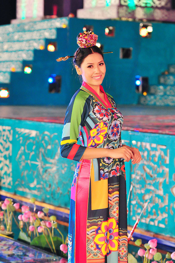 Ngọc Hân ra mắt BST áo dài Hàn Quốc tại Fesival Huế ảnh 3